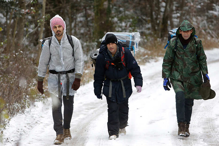 Bosnische Migranten gehen durch den Wald am Gebirgszug Pljesevica, um bei Bihac illegal die Grenze nach Kroatien zu überqueren.