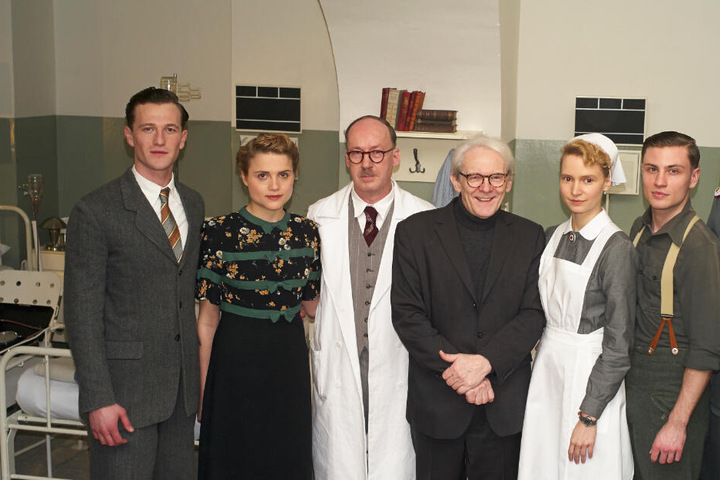 Artjom Gilz (l-r, spielt Artur Waldhausen), Mala Emde (spielt Anni Waldhausen), Ulrich Noethen (als Ferdinand Sauerbruch), Karl Max Einhäupl, der Vorstandsvorsitzende der Charité in Berlin, Frida-Lovisa Hamann (als Schwester Christel) und Jannik Schümann