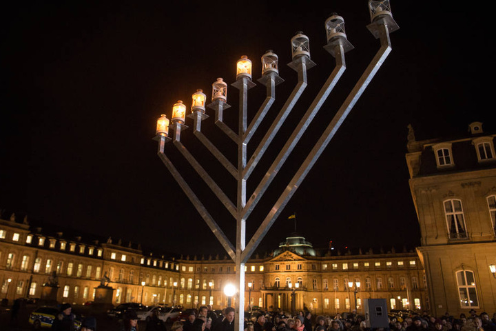 Die Chanukka-Lichter leuchten am 14.12.2017 vor dem Neuen Schloss in Stuttgart.