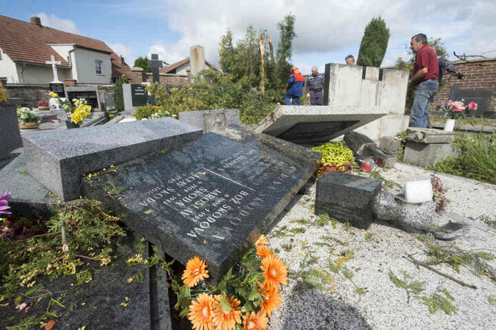 Dieser polnische Friedhof gleicht einem Trümmerfeld.