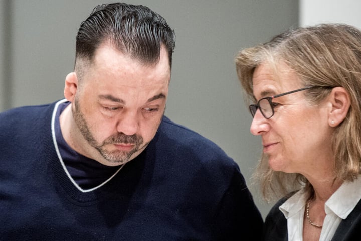 Der wegen Mordes verurteilte Niels Högel steht im Gerichtssaal neben seiner Anwältin Ulrike Baumann.