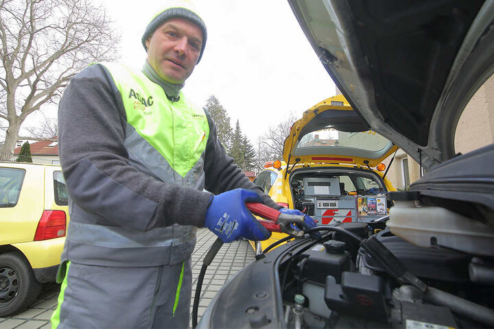 Tino Reinhold (46) vom ADAC hat viel zu tun: Denn Kälte lieben auch Autos nicht.
