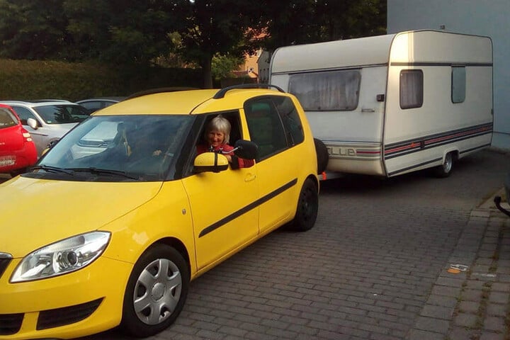 Gutes Gespann: Angelika Nolte beim Umzug mit Sack und Pack, Auto und Wohnwagen.