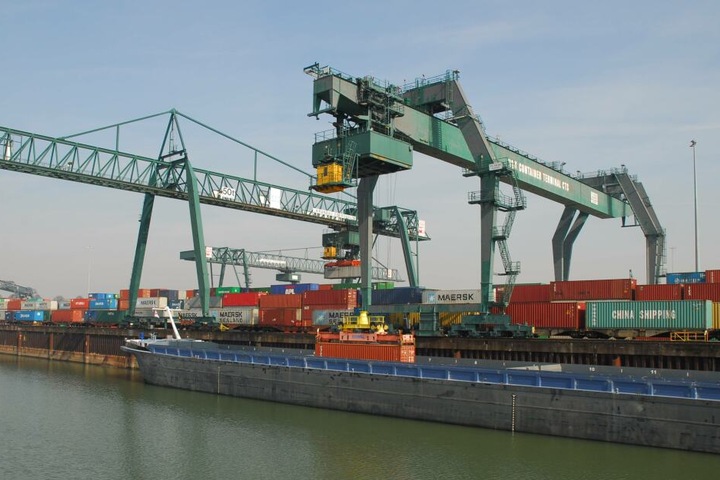 Der Überseehafen in Hamburg.