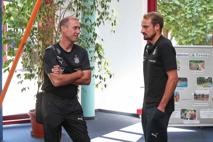 Sportchef Toni Wachsmuth (r.) und Trainer Joe Enochs haben den geplanten 23-Mann-Kader der Zwickauer zusammen.