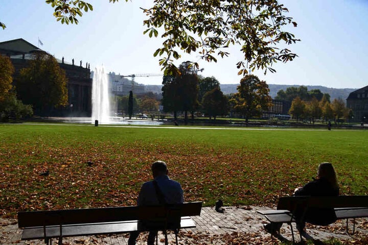 Der Schloßplatz in Stuttgart lädt immer wieder zum gemütlichen Verweilen ein. Auch Urlauber zieht es dahin.