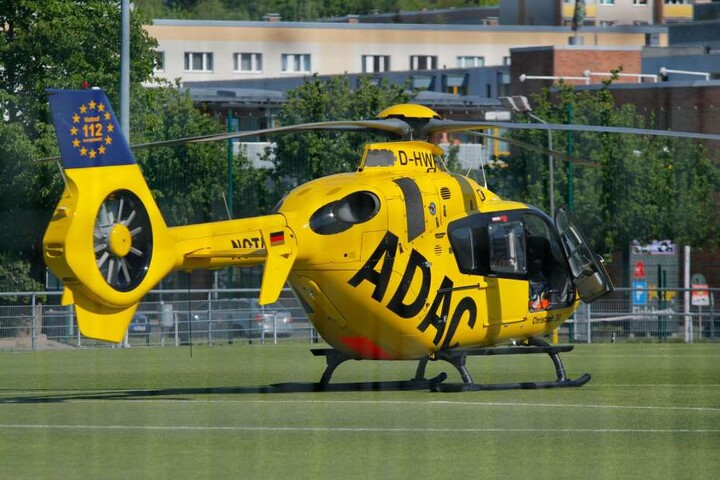 Auf dem Sportplatz am Kohlgarten in Wernigerode landete der aus Wolfenbüttel angeforderte Rettungshubschrauber.