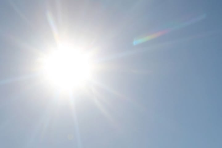 Sonneneinstrahlung, hohe Temperaturen und Schadstoffe lassen am Boden giftiges Ozon entstehen.