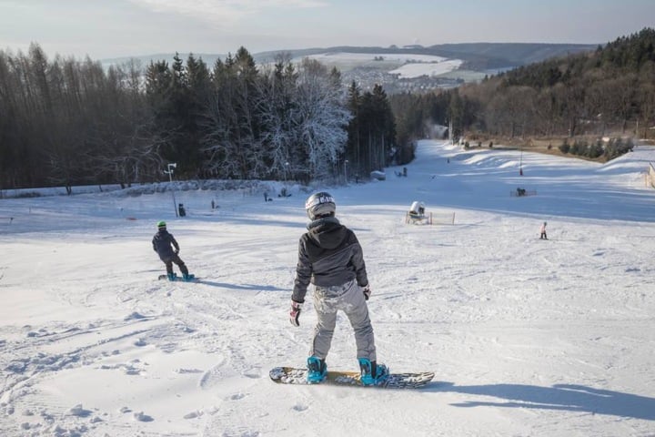 Endlich ist die Schneedecke dick genug. Der Augustusburger Skihang startet in die Saison.