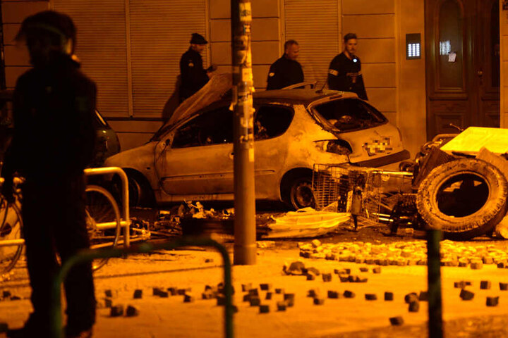 Teilweise sind ganze Hundertschaften nötig, um die Situation in der Rigaer Straße unter Kontrolle zu bringen. Auf diesem Bild ist ein Einsatz aus dem Jahr 2017 zu sehen.
