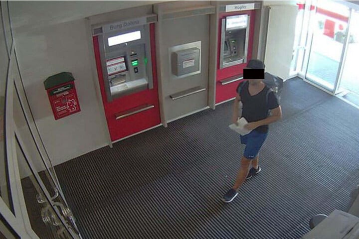 Gegen 13.50 Uhr betrat der Mann die Bank.