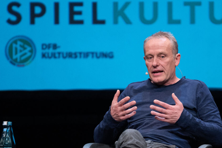 Trainer Christian Streich vom SC Freiburg spricht beim Bühnengespräch der DFB-Kulturstiftung unter dem Motto "Über das Lesen, das Schreiben und den Fußball".