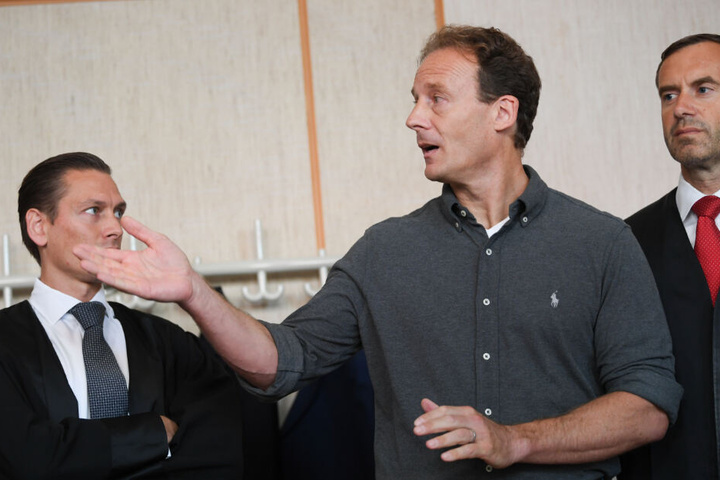 Alexander Falk (m.) zusammen mit seinen Verteidigern Daniel Wölky (l) und Björn Gercke im Gerichtssaal des Frankfurter Landgerichts.