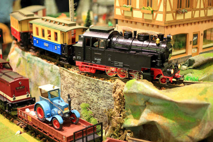 Draußen lecker Glühwein trinken, innen die kleinen und größeren Eisenbahnen bestaunen
