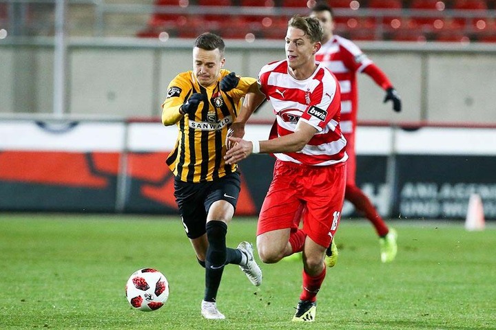 Lion Lauberbach (r.), hier im Duell mit dem Großaspacher Sebastian Bösel, wird am heutigen Samstag in Köln als zweite Angriffsspitze der Zwickauer agieren.
