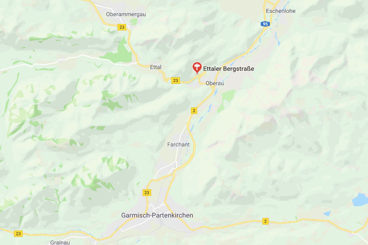 Auf der Bundesstraße 23 bei Oberau in Bayern ist es zu einem schweren Verkehrsunfall gekommen.