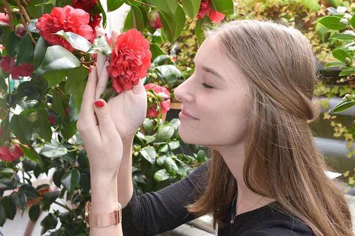 Kameliendame Linda Bahr (16) probiert schon mal aus, wie die Blume auf die blinden Gäste wirken wird.