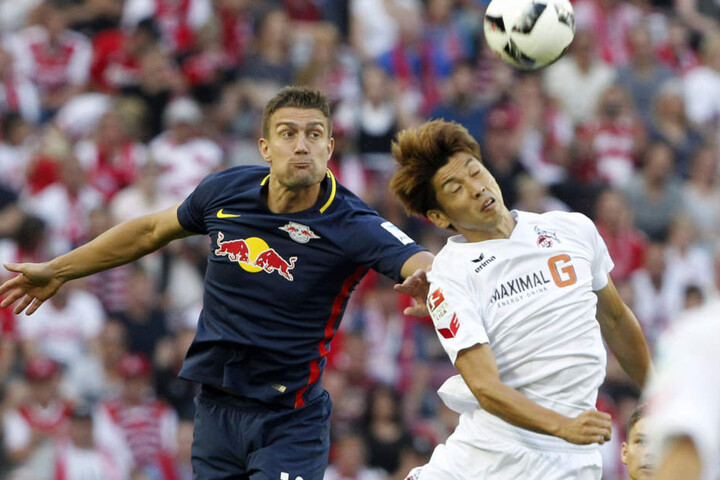 In der letzten Saison holte RB Leipzig (hier Stefan Ilsanker, li.) in Köln (hier Yuya Osako, re.) ein 1:1. Zuhause gewann der spätere Vizemeister 3:1.
