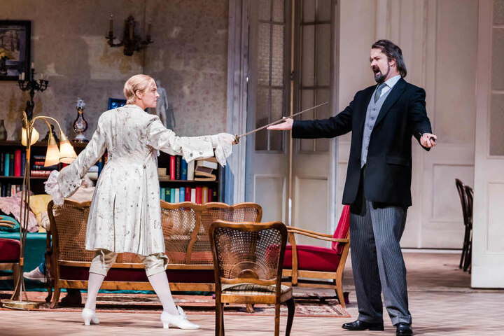 Octavian (Sylvia Rena Ziegler) fordert Baron Ochs (Christian Sist).