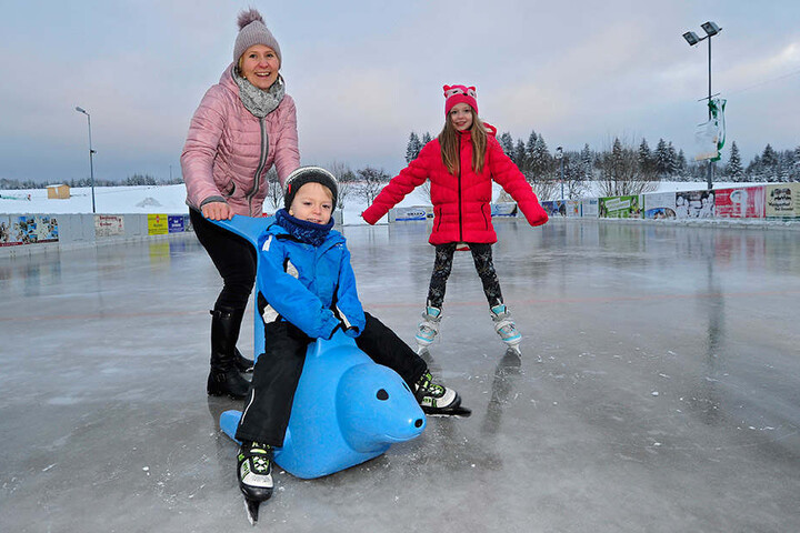 Neben einem kleinen Skihang bietet die Sportwelt Preußler in Seiffen aus eine Kunsteisbahn. Kathleen Bock (42) ging mit ihren Kindern Julian (3) und Helene (8) aufs Eis.