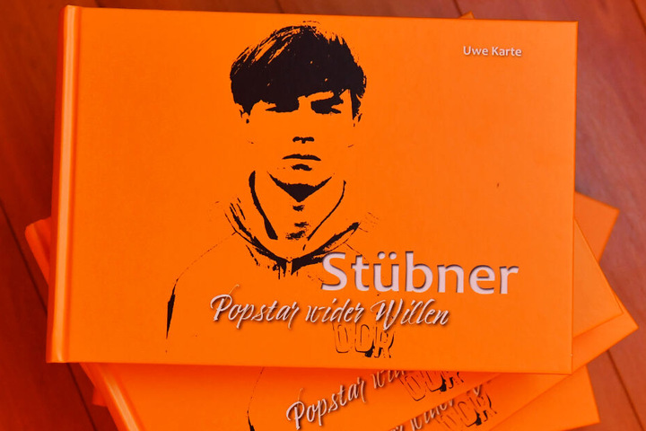 Das Buch über Ex-Dynamo und DDR-Nationalspieler Jörg Stübner. Das bewegende Werk kostet 24,90 Euro und kann im Internet unter uwekarte.de bestellt werden. Bei der Präsentation ging es weg wie warme Semmeln.