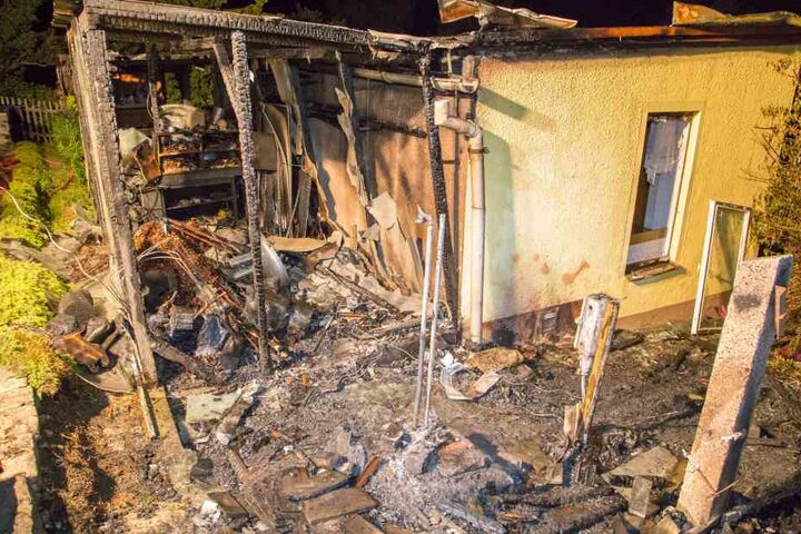 Der Schuppen brannte bis auf die Grundmauern nieder.