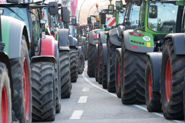 Von Thüringen aus machen sich am Montag 1500 Traktoren unter Polizeibegleitung Richtung Hauptstadt auf den Weg (Symbolbild).