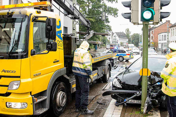 Das Auto musste mit Totalschaden abgeschleppt werden.