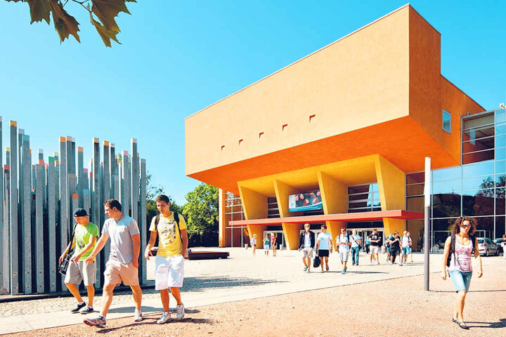 Die Orangerie, das wohl markanteste Gebäude des Campus. Hier sollte
eigentlich ein Turm stehen.