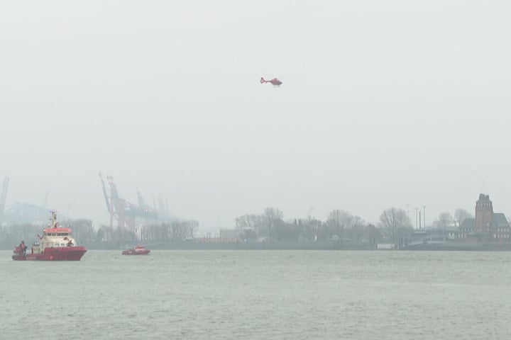 Boote und ein Hubschrauber haben bei Teufelsbrück die Elbe abgesucht.