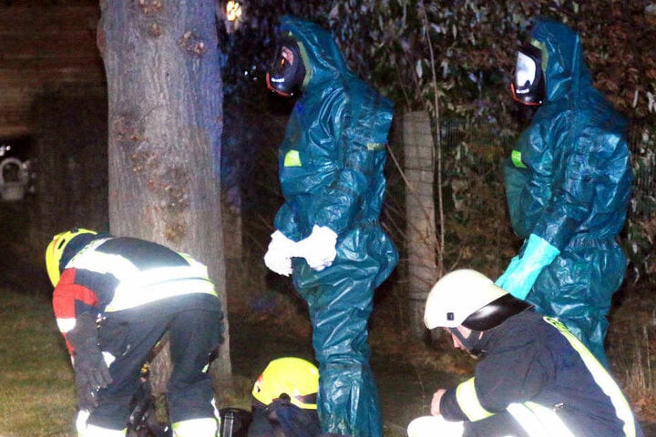 Die Feuerwehrmänner mussten mit sogenannten Chemikalienschutzanzügen arbeiten.
