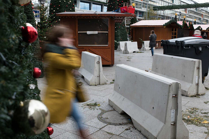 Schwere Betonsperren stehen an den Eingängen zum Weihnachtsmarkt an der Gedächtniskirche in Berlin.