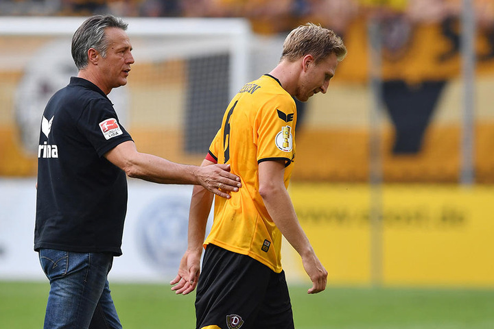 Marco Hartmann (r.) völlig am Ende. Trainer Uwe Neuhaus (l.) konnte ihn aber nicht runternehmen, Dynamo hatte schon drei Mal gewechselt.