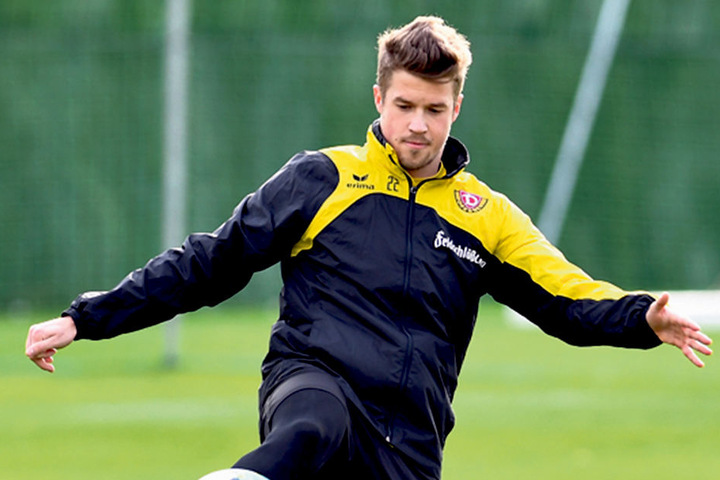 Patrick Möschl im Training am Ball.