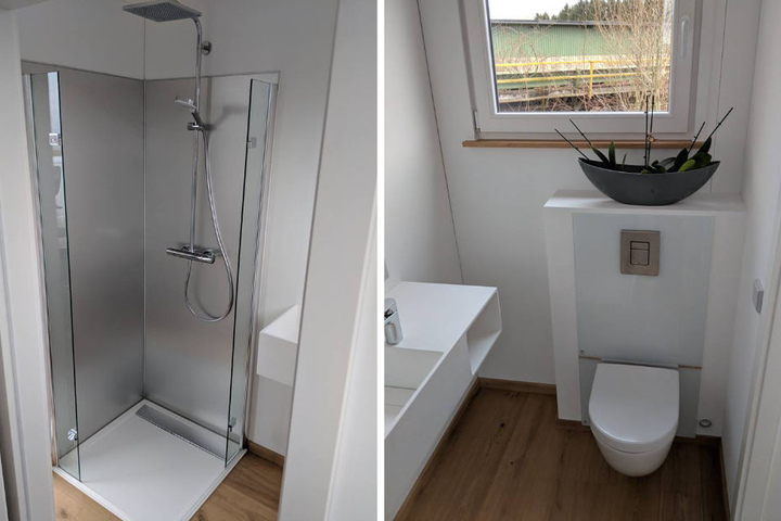 Neben einer bodentiefen Dusche gibt es auch eine "richtige" Toilette.