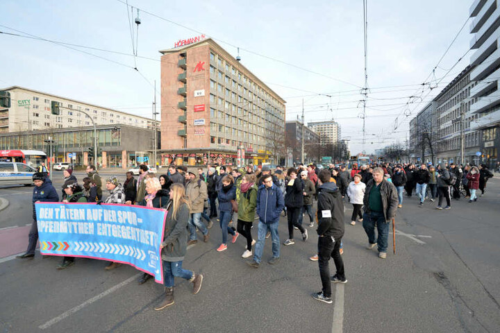 Das Bündnis "Chemnitz Nazifrei" veranstaltete einen Täterspurenrundgang im Zentrum.