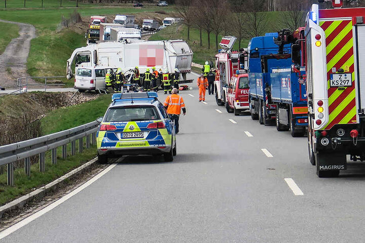 Auf der S283 in Kirchberg krachten ein Transporter und ein Lkw zusammen.
