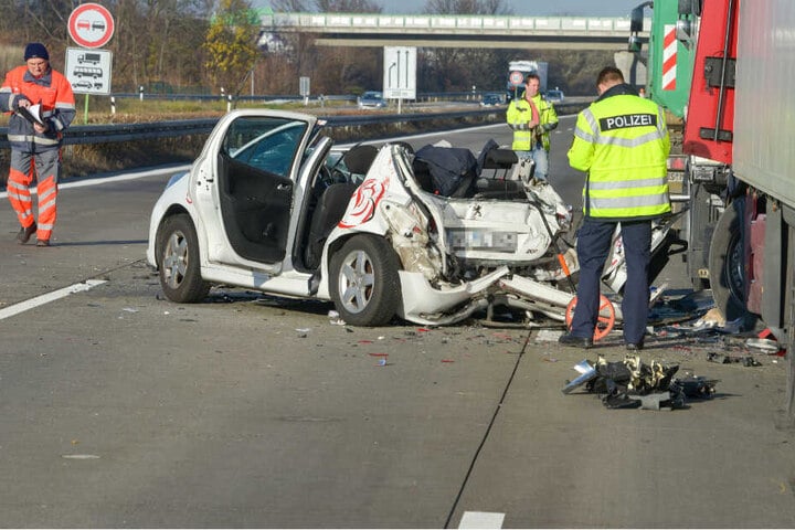 Der Peugeot 207 wurde zwischen zwei Lastwagen eingequetscht und glücklicherweise nach links auf die Fahrbahn geschoben.