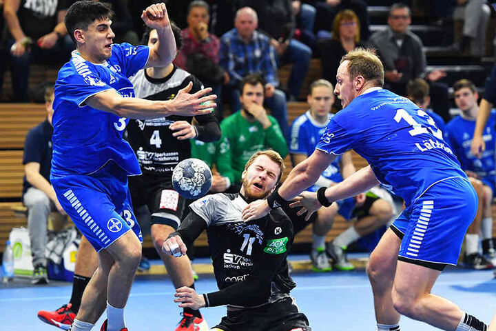 Der HC Elbflorenz ließ im Hinspiel gegen Bayer Dormagen viel zu viele Chancen liegen und ging - wie hier Arseniy Buschmann - im wahrsten Sinne des Wortes in die Knie. Rechts Dormagens Carl Löfström, der damals sieben Tore erzielte.