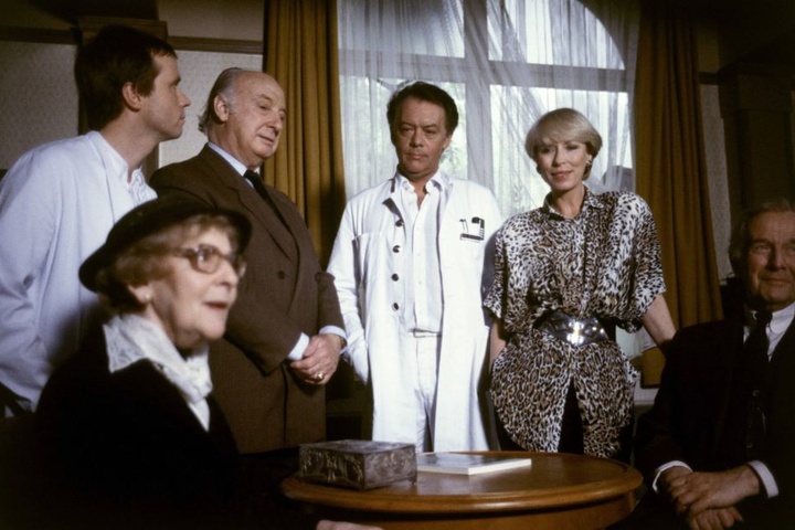 Karin Eckhold (r) am Set der "Schwarzwaldklinik".