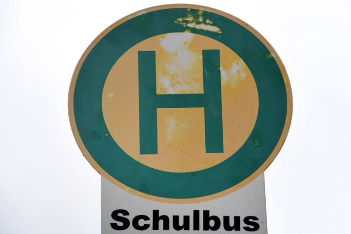 Nachdem der Bus nicht die gewohnte Haltestelle anfuhr, blieb der Sechsjährige im Bus sitzen. (Symbolbild)