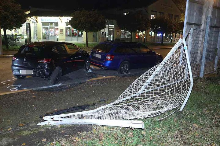 Zwei weitere Autos wurden beschädigt, bevor der Audi den Zaun durchbrach.