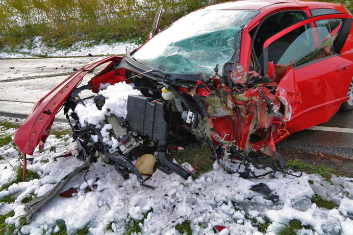 Von einem Fiat Punto blieb nach einem verheerenden Unfall auf der B12 nur noch ein Wrack übrig.