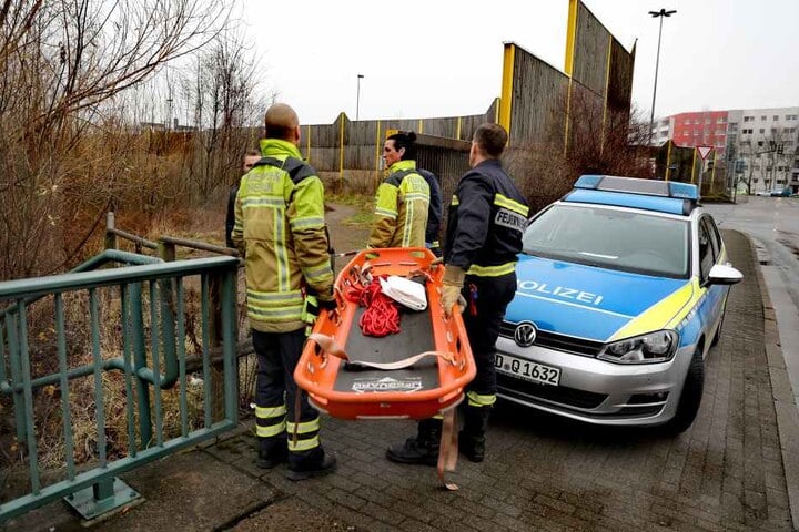 Rettungskräfte bringen eine Trage.