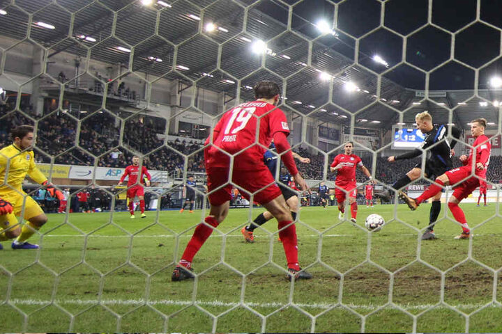 Julius Düker erzielte den 2:2-Ausgleich gegen Arminia Bielefeld.