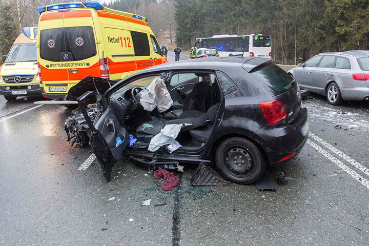 Der VW-Fahrer musste von der Feuerwehr befreit werden.