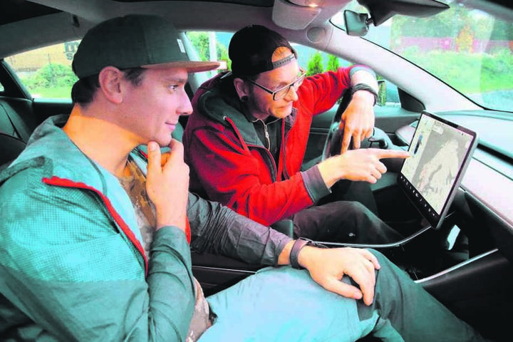 Die Route steht: Andreas und Sven studieren die elektronische Karte. Hoffentlich reichen die Ladesäulen auf der Strecke.