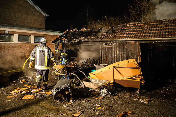 Beim Eintreffen schlugen die Flammen bereits Meter hoch.