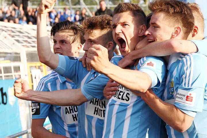 Nach dem 2:1-Erfolg jubeln die Chemnitzer Spieler vorm Gäste-Fanblock.
