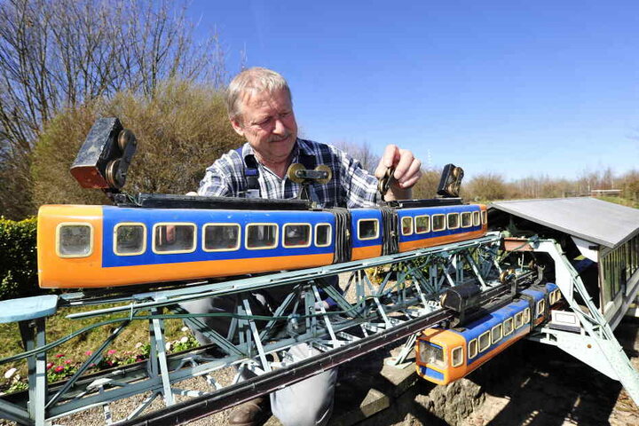 Techniker Manfred Wendler (65) hängt die Wuppertaler Schwebebahn ein
